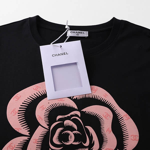 一目惚れ♪シャネル カメリアロゴ半袖Tシャツ 偽物 ブラック shh99359